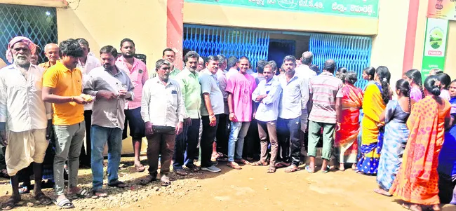 యూరియా కోసం రైతుల బారులు 
