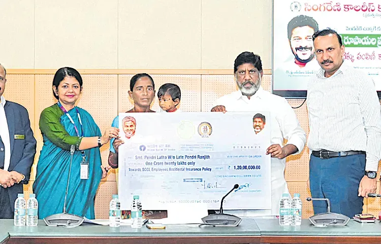 Bhatti Vikramarka reviews renewable power plants to be undertaken by Singareni Company