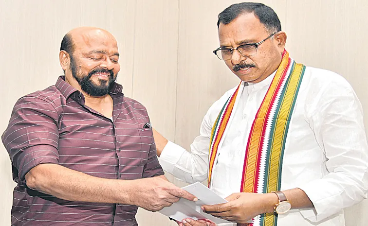 Konda Murali gives six-page letter to Congress disciplinary committee