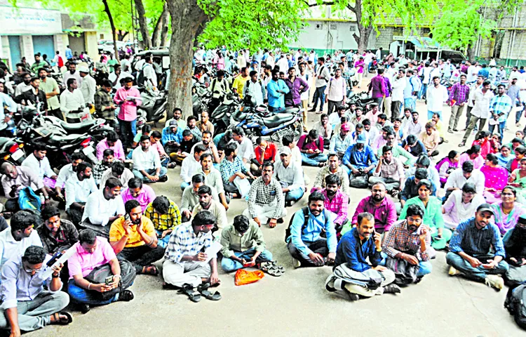 Secretariat employees protest at counseling centers over officials attitude10