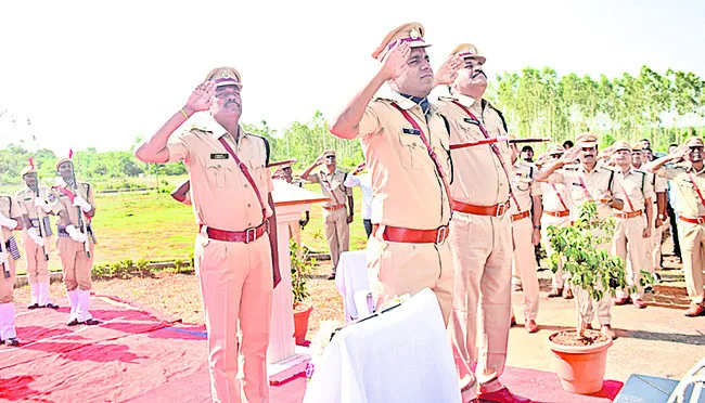 ప్రజలకు చేరువగా ఉండాలి