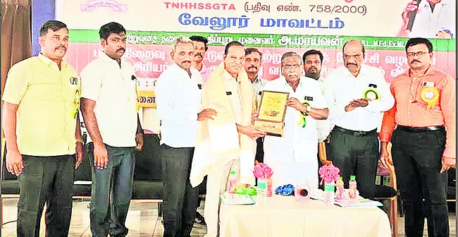 పిల్లలను విద్యావేత్తలుగా తీర్చిదిద్దాలి 