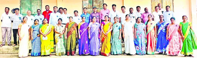 నల్లబ్యాడ్జీలతో ఉపాధ్యాయుల నిరసన