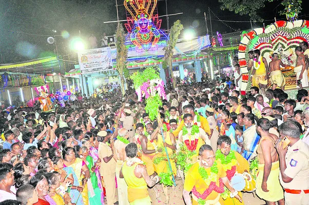 భక్తిశ్రద్ధలతో అగ్నిగుండ ప్రవేశం