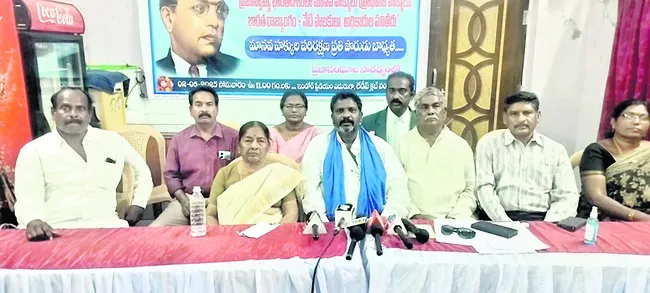 హక్కులను కాలరాస్తున్న కేంద్ర, రాష్ట్ర ప్రభుత్వాలు 