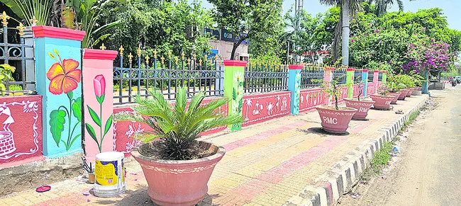 ఆకట్టుకుంటున్న వాల్ ఆర్ట్స్