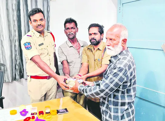 మానవత్వం చాటిన  ఆర్టీసీ ఉద్యోగులు 