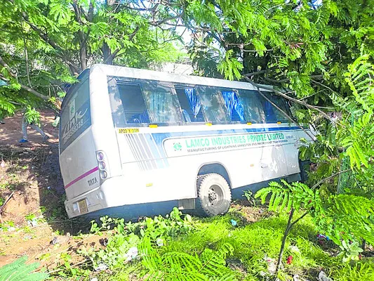 గుంతలోకి దూసుకెళ్లిన బస్సు 