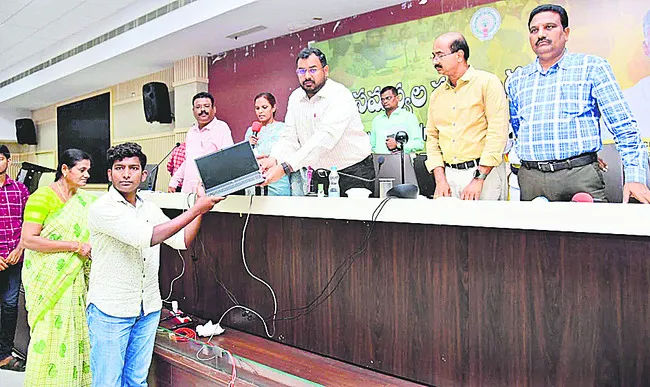 దివ్యాంగులు అన్నిరంగాల్లో పోటీపడాలి 
