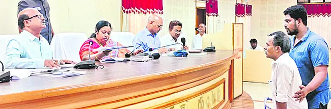 జెడ్పీలో ఉద్యోగుల బదిలీలు 