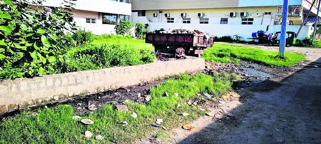 ఫంక్షన్‌ హాళ్ల మధ్య దుర్గంధం