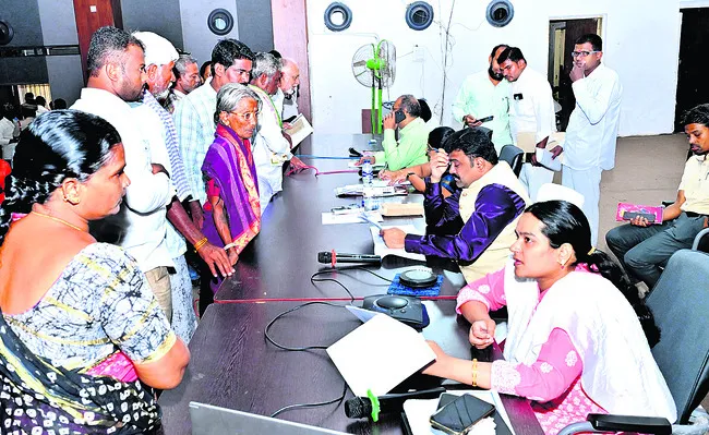అర్జీదారులు సంతృప్తి చెందేలా పరిష్కారం