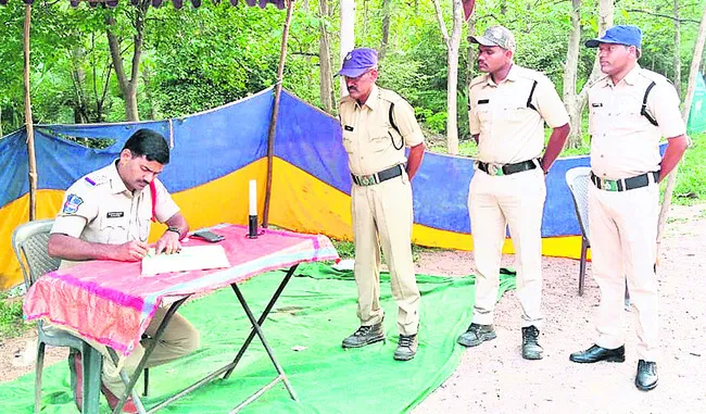 చెక్‌పోస్టు తనిఖీ చేసిన సీఐ
