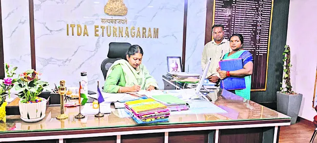 దరఖాస్తులను పరిశీలించి పరిష్కరించాలి