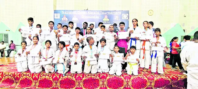 కరాటే పోటీల్లో విద్యార్థుల ప్రతిభ