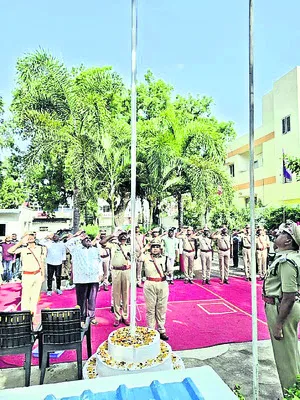 అందరికీ సమాన సేవలు 
