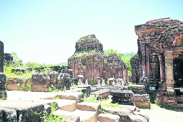 వియత్నాంలో గవర్నర్ పర్యటన
