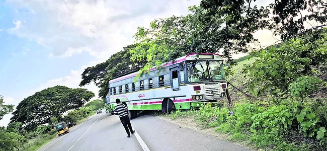 లారీని ఢీకొట్టిన బస్సు.. తప్పిన ప్రమాదం
