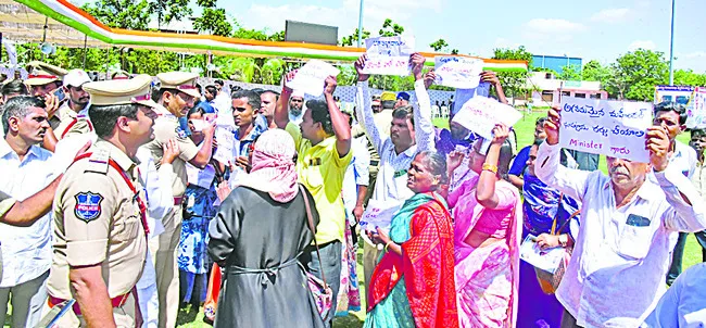 మా భూమిలోకి మమ్మల్ని రానివ్వడం లేదు