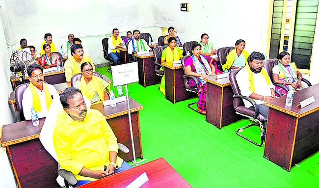 ప్రలోభాలు, బెదిరింపులతో గట్టెక్కిన టీడీపీ