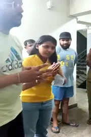 Woman Hits Auto Driver With Slipper Near Bellandur Signal 6