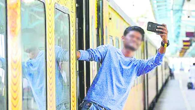పట్టాలపై మృత్యుఘంటికలు 
