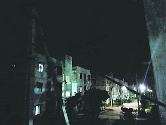 అంధకారంలో డబుల్బెడ్రూంలు