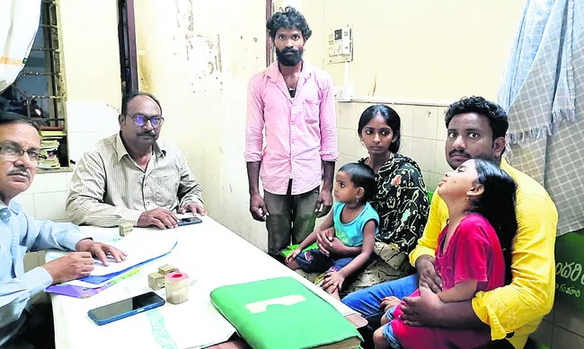 పిల్లలతో కలిసి తల్లి ఆత్మహత్యాయత్నం