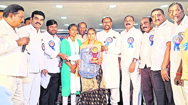 యాదవ సంక్షేమ సంఘం ఆధ్వర్యంలో విద్యార్థులకు ప్రతిభా పురస