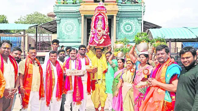 అలంపూర్‌ ఆలయాల్లో బోనాల సందడి 