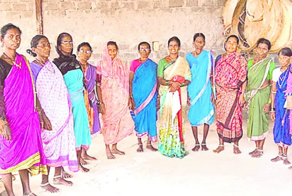 సీతక్కకు గిరిజనశాఖ కేటాయించాలి