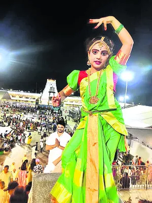 విద్యార్థిని నృత్య ప్రదర్శన