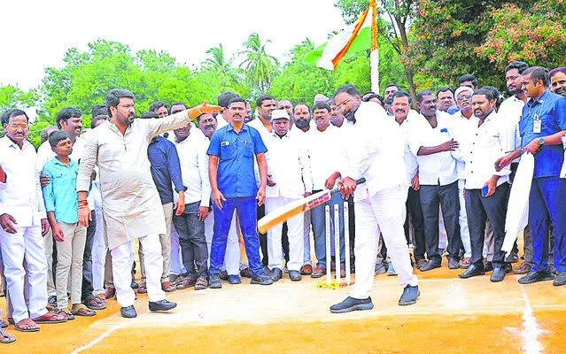 క్రీడాకారులను ప్రోత్సహిస్తాం