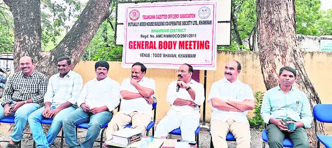 గేటెడ్ కమ్యూనిటీల్లో ప్లాట్లు నిర్మించాలి