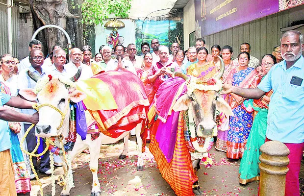 వైభవంగా గోమాతకు సీమంతం