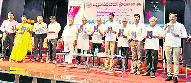 ఉపాధ్యాయులే ఉద్యమ, సాహిత్య నిర్మాతలు
