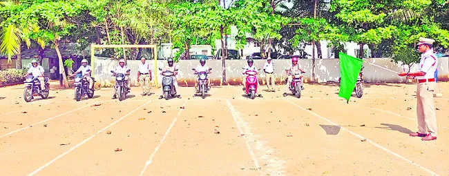 స్లో బైక్ రైడింగ్ పోటీలు