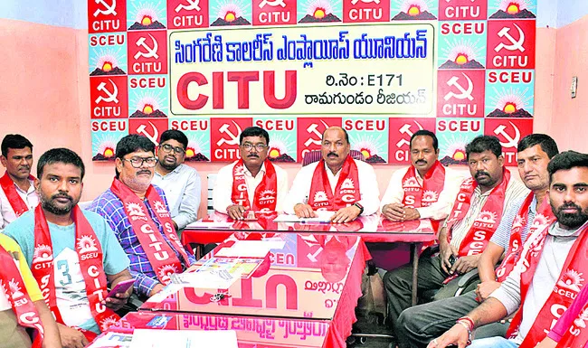 క్వార్టర్లు కాదు.. సొంతింటి పథకం కావాలి