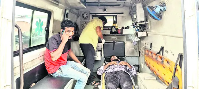 రైలు నుంచి జారిపడిన యువకులు