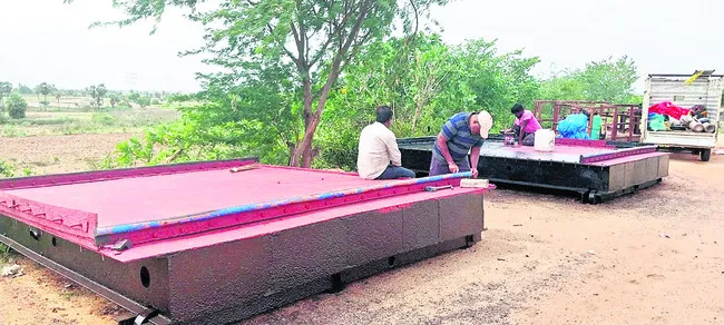 ఎస్కేప్‌ షట్టర్‌లు బిగించేందుకు ఏర్పాట్లు
