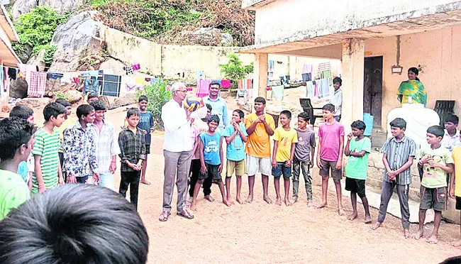 చిన్నారులతో ఆటవిడుపు
