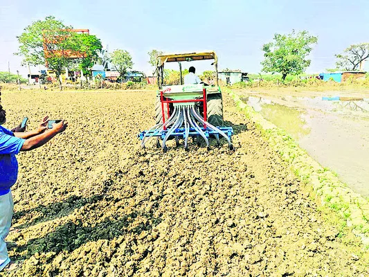 బురద అంటకుండానే వరిసాగు..