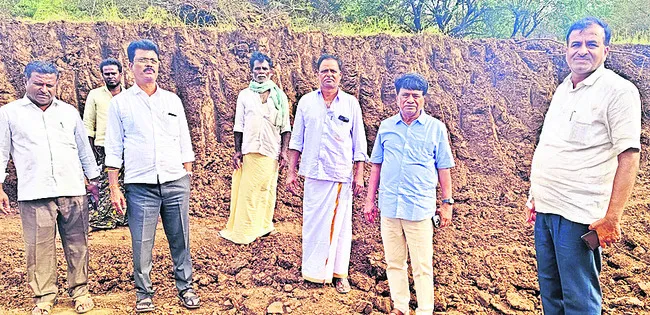 ‘అధికార’ అండ.. మట్టి దందా