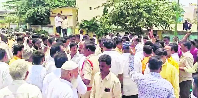 బి.కొత్తకోటలో తమ్ముళ్ల రచ్చ!