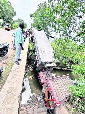 కాల్వలోకి దూసుకెళ్లిన లారీ