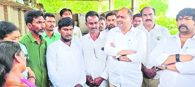 సర్పంచ్ కుటుంబ సభ్యులకు బూచేపల్లి, తాటిపర్తి పరామర్శ