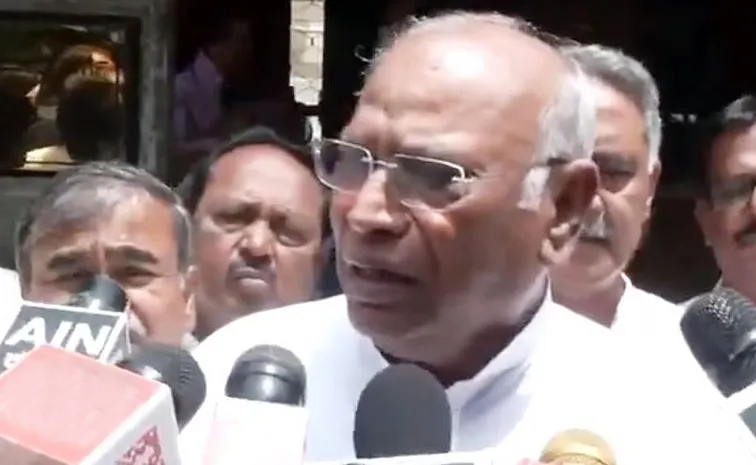 BJP Trolls Mallikarjun Kharge Over Comment Of High Command Hands