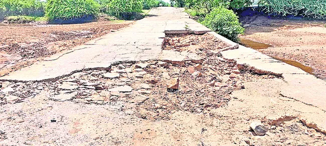 కూలిన లోలెవల్ కాజ్వే..