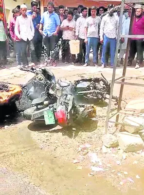 రెండు ద్విచక్ర వాహనాలు దగ్ధం