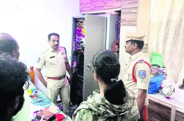 తాళం వేసిన ఇంట్లో చోరీ